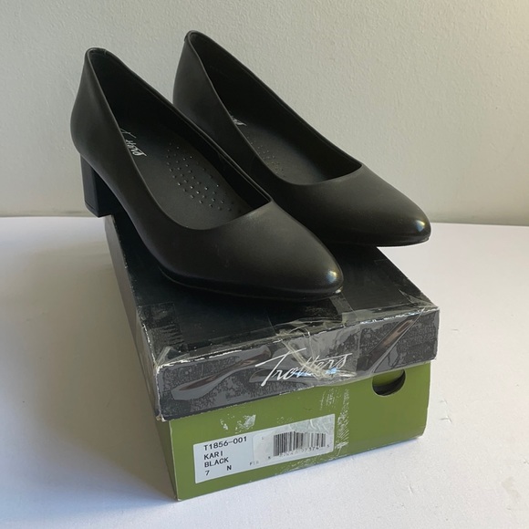 Trotters Shoes - Trotters Black Pumps Kari Size 7 New in Box!!